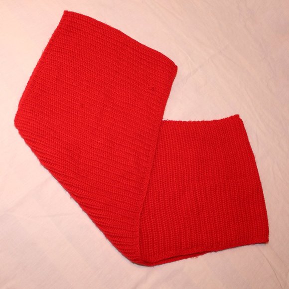 Red infinity scarf - Free with any purchase - Picture 2 of 3